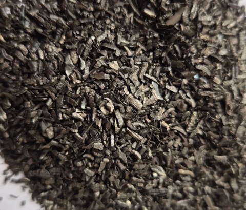 Dzelzs skaidas aptuveni 500–2500 µm (Fe)